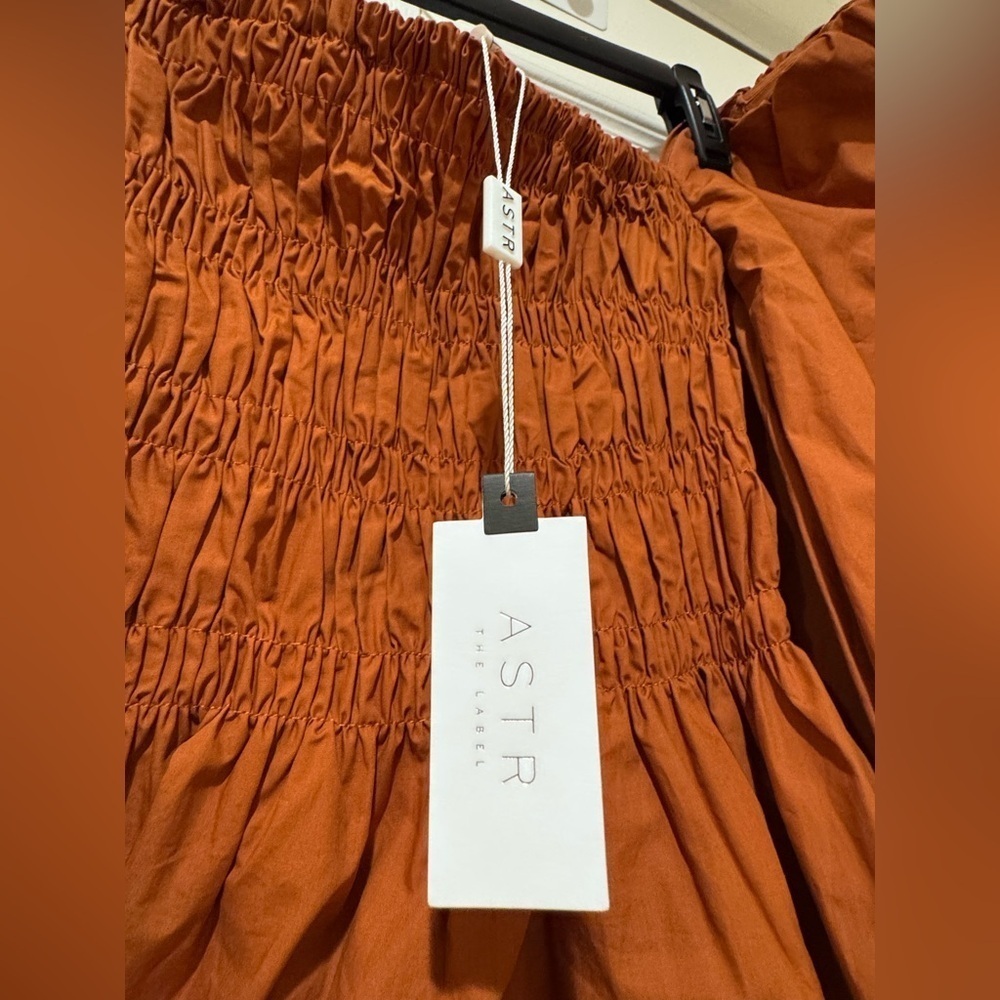 ASTR the label Rust Smocked Puff Sleeve Top. Size XS. NWT - Picture 4 of 8